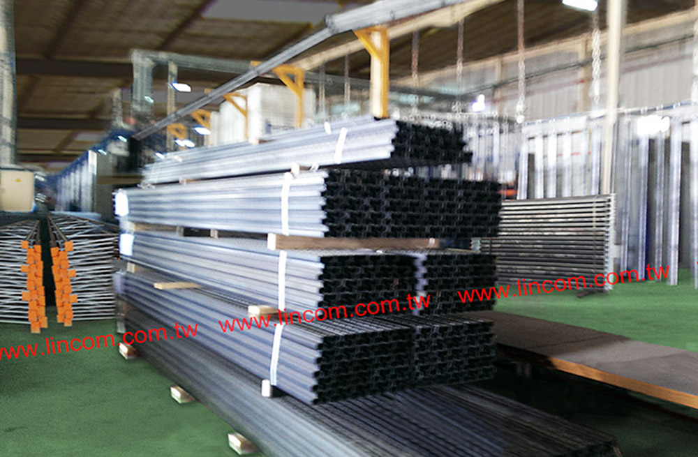 Mesh fencing powder coating: Covering spray pretreatment, dryer, powder spray room, electrostatic spray, oven, runout belt.