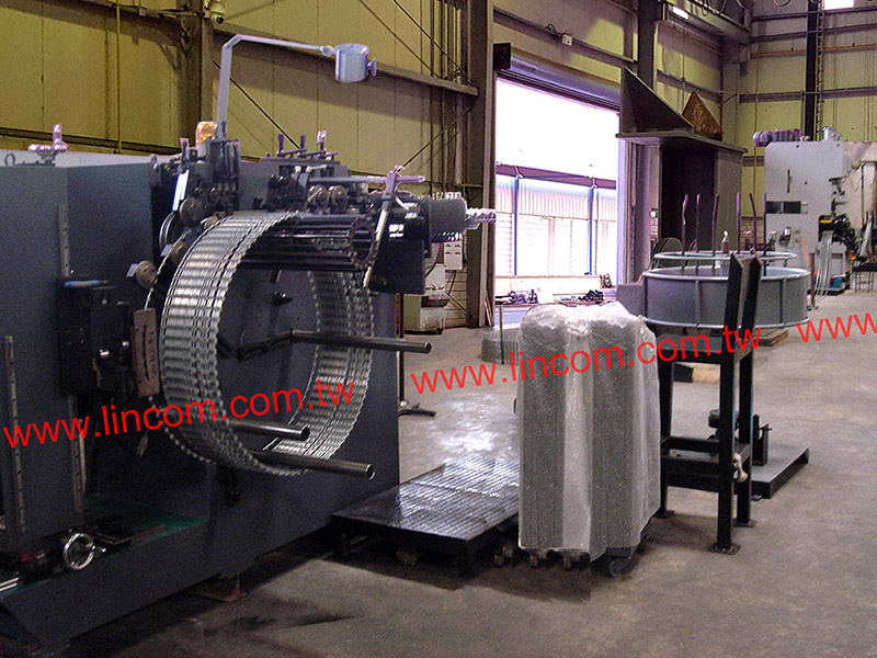 Concertina razor blade profiling station makes concertina razor tape in rolls with required loops number and diameter.