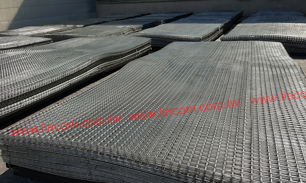Welded type wire mesh panels made in Taiwan.