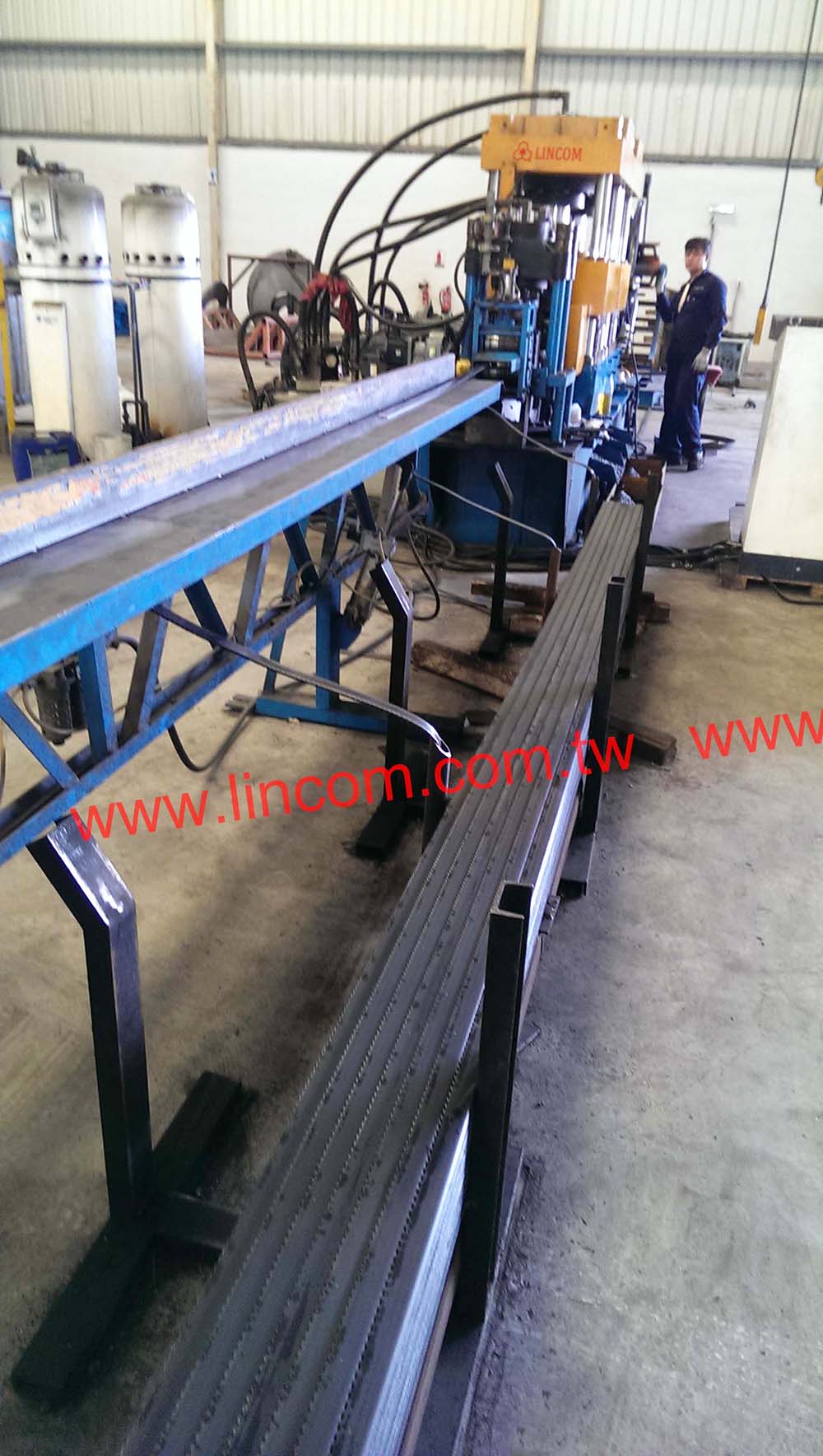 Flat bar automatic serrating and cutting machine.