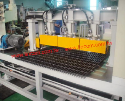 NC hydraulic type circular saw cutting machine for grating board.