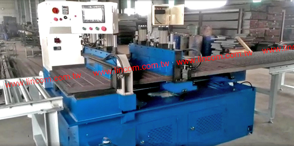 Grating board circular saw cutting machine, NC servo type.
