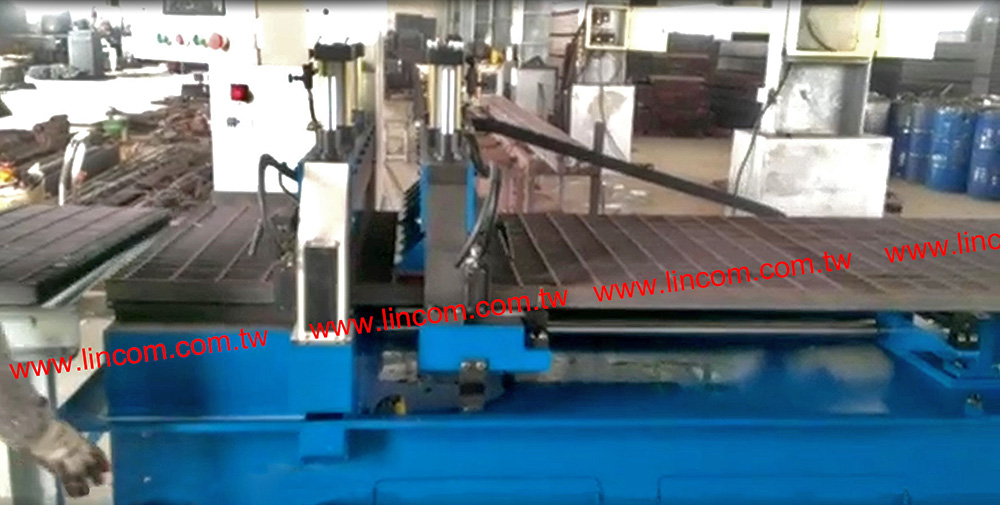 Grating board circular saw cutting machine, NC servo type.