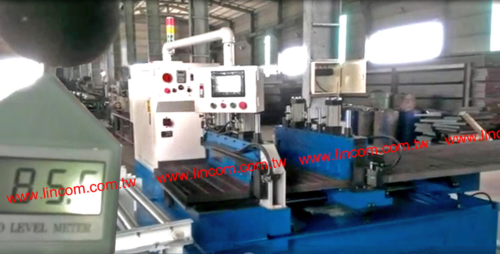 Grating board circular saw cutting machine, NC servo type.