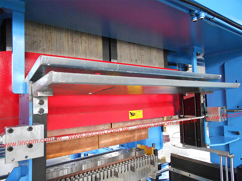 Grating board welding main machine. Capacity 800kva, AC super inverter. Power consump. 800-1000amp, rate for welding is 50%.