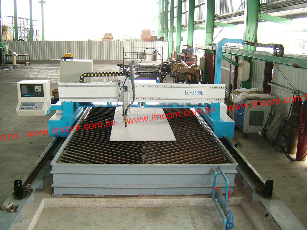 LC model - CNC flame cutting and gas cutting machine for plate & pipe. This model can do drilling and tapping in one machine.
