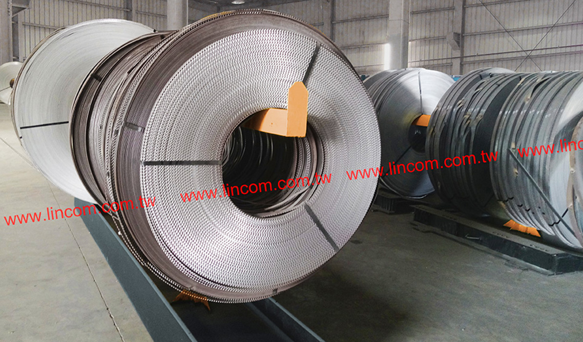 Steel coil serrated slitting & recoiling for serrated flat bar. Incl. uncoiler, straightener, cutter, runout rack, recoiler.