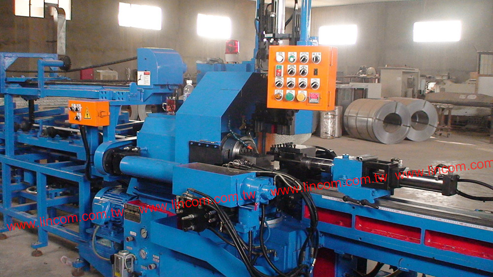 Nipple auto making machine (pipe auto feeding, pipe threading machine & pipe cutter). Size 1/2”,3/4”,1”, length 14cm.