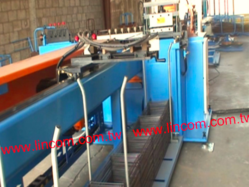 Block ladder mesh machine. Content: spool feeder, wire accumulator, wire straightener, advancing device, cross wire cutter.