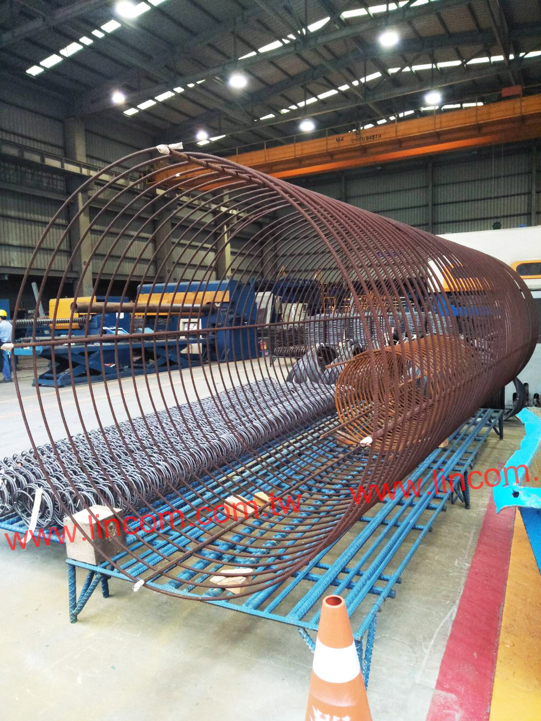 Precast floor slab lattice girders, for concrete flooring precasting.