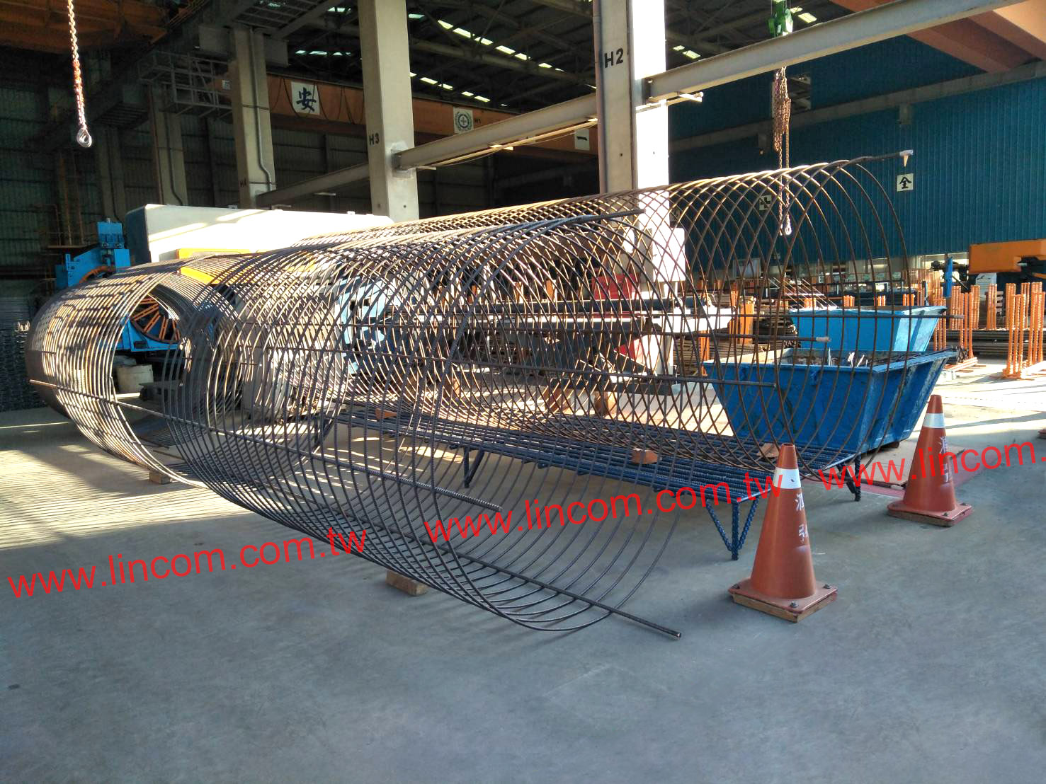Precast floor slab lattice girders, for concrete flooring precasting.