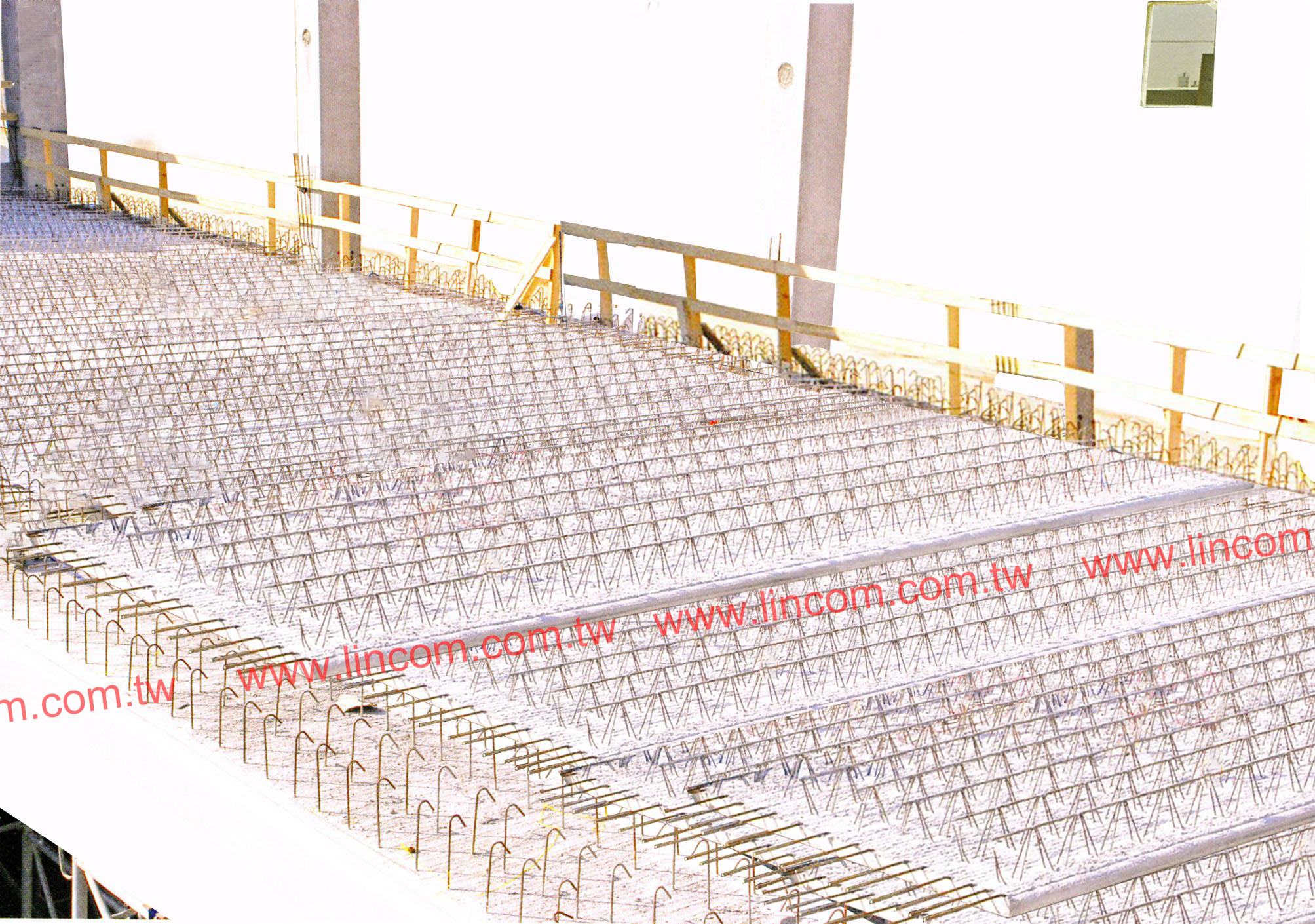Precast floor slab lattice girders, for concrete flooring precasting.