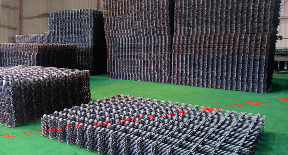 Weld mesh panel. Concrete reinforcement, welded wire fabric, slope protection, stair tread, forge-welded grating application.