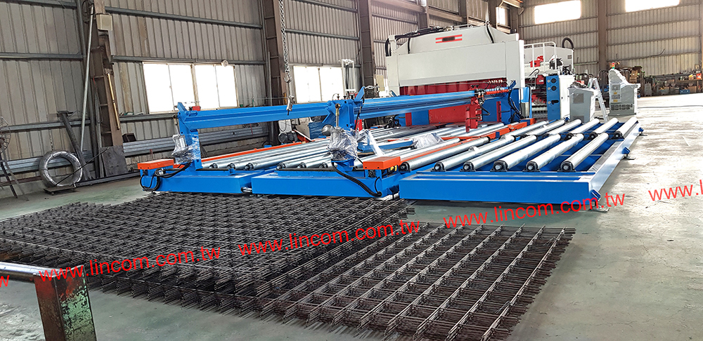 Welded wire mesh mesh panel. Coil feed type wire mesh welder from Taiwan. For welding galvanized wire mesh, concrete mesh.