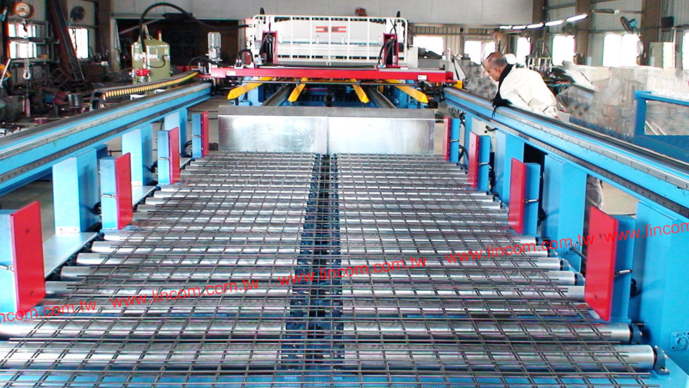 Manual feed wire mesh welder, pitch adjustments within seconds. Precut line wire & cross wire. Auto stacking machine in line.