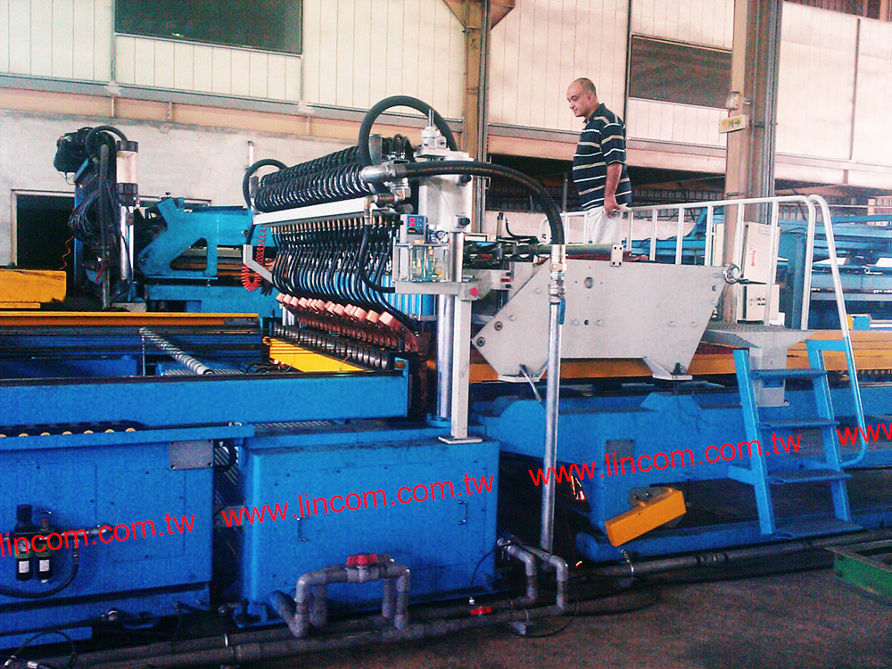 Manual feed wire mesh welder, pitch adjustments within seconds. Precut line wire & cross wire. Auto stacking machine in line.