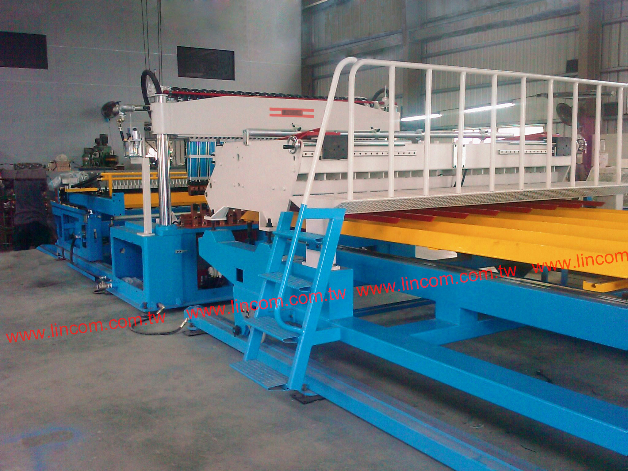 Manual feed wire mesh welder, pitch adjustments within seconds. Precut line wire & cross wire. Auto stacking machine in line.