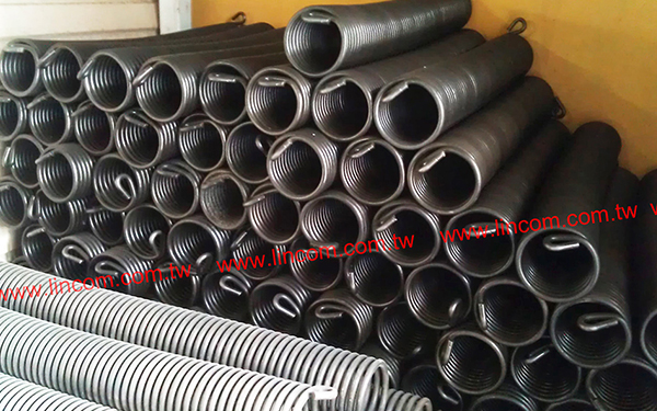 Spring coil of roller shutter door spring making machine. Wire feeding by air clutch system. With central lubrication system.