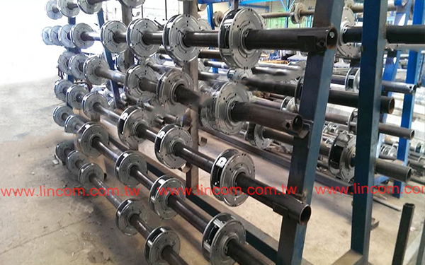 Roller shutter door spring making machine. Wire feeding by air clutch system. With central lubrication system.