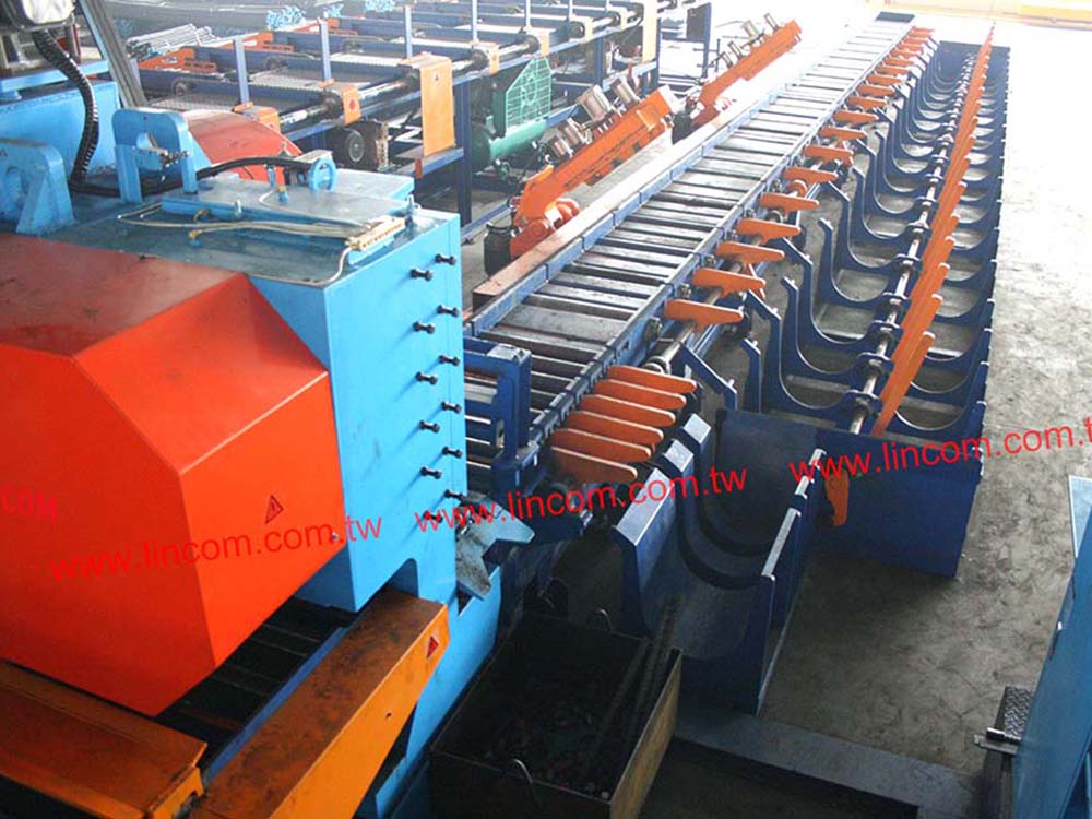 Main shearing machine for rebar shearing. 300 tons shearing force, able to cut 8 pieces at once with rebar rod diameter 30mm.