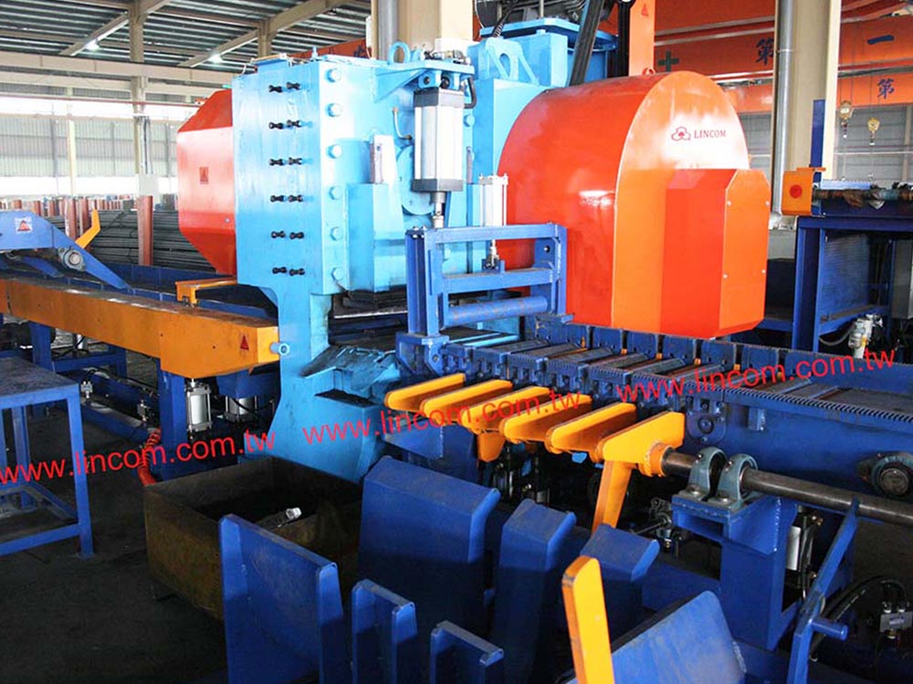 Main shearing machine for rebar shearing. 300 tons shearing force, able to cut 8 pieces at once with rebar rod diameter 30mm.